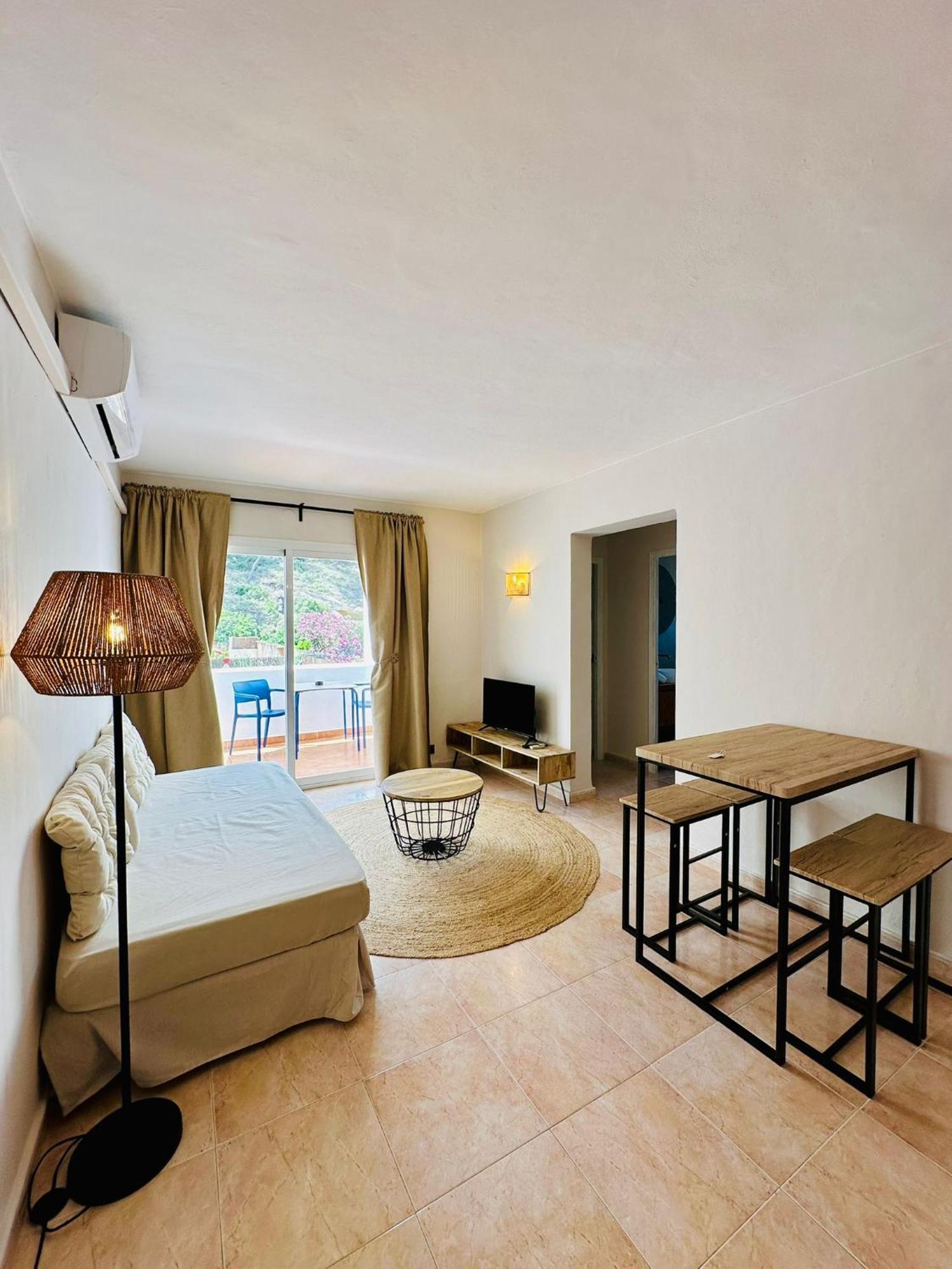 Apartamentos Ses Veles Cala Llonga  Exterior photo