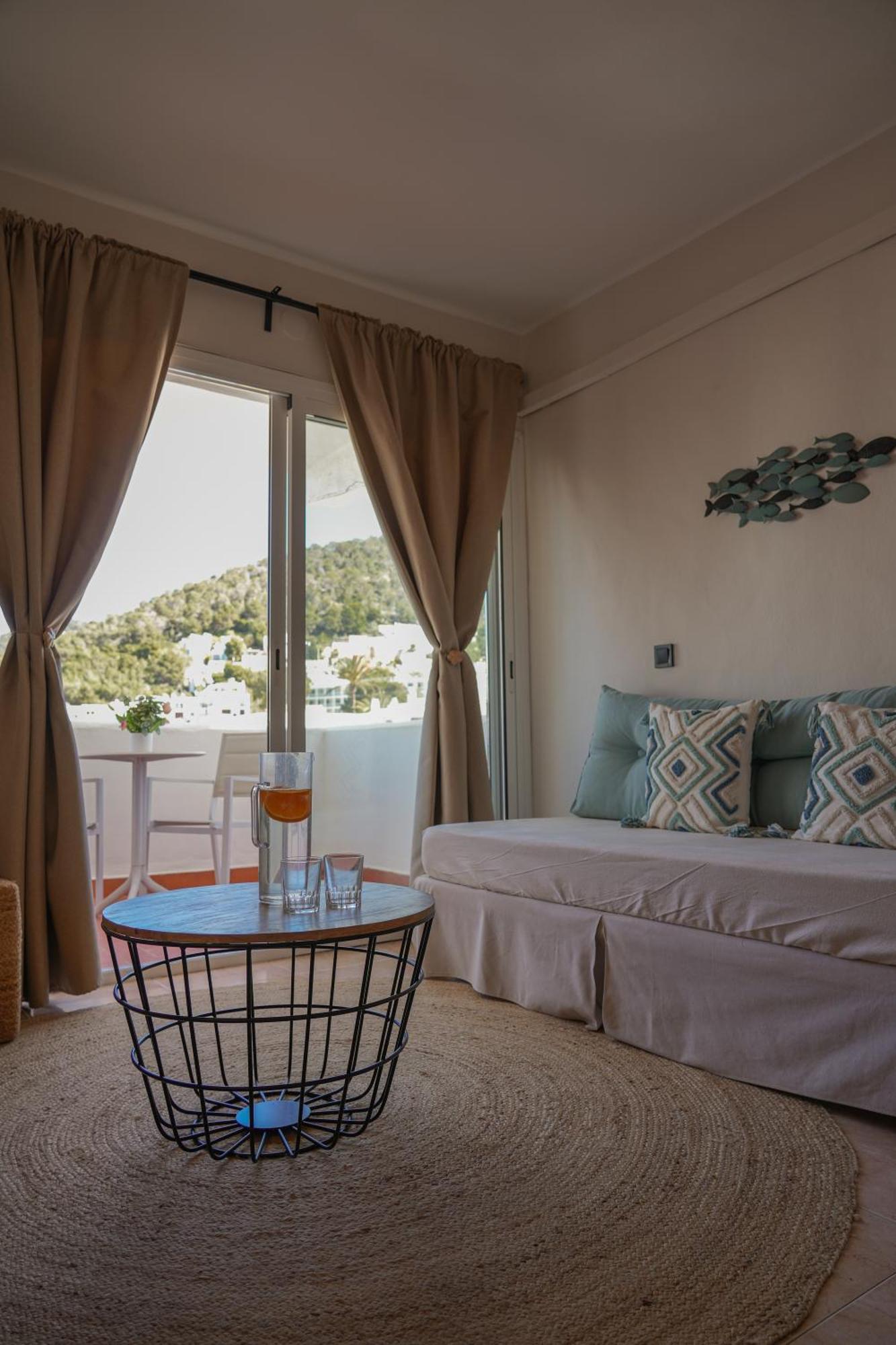 Apartamentos Ses Veles Cala Llonga  Exterior photo