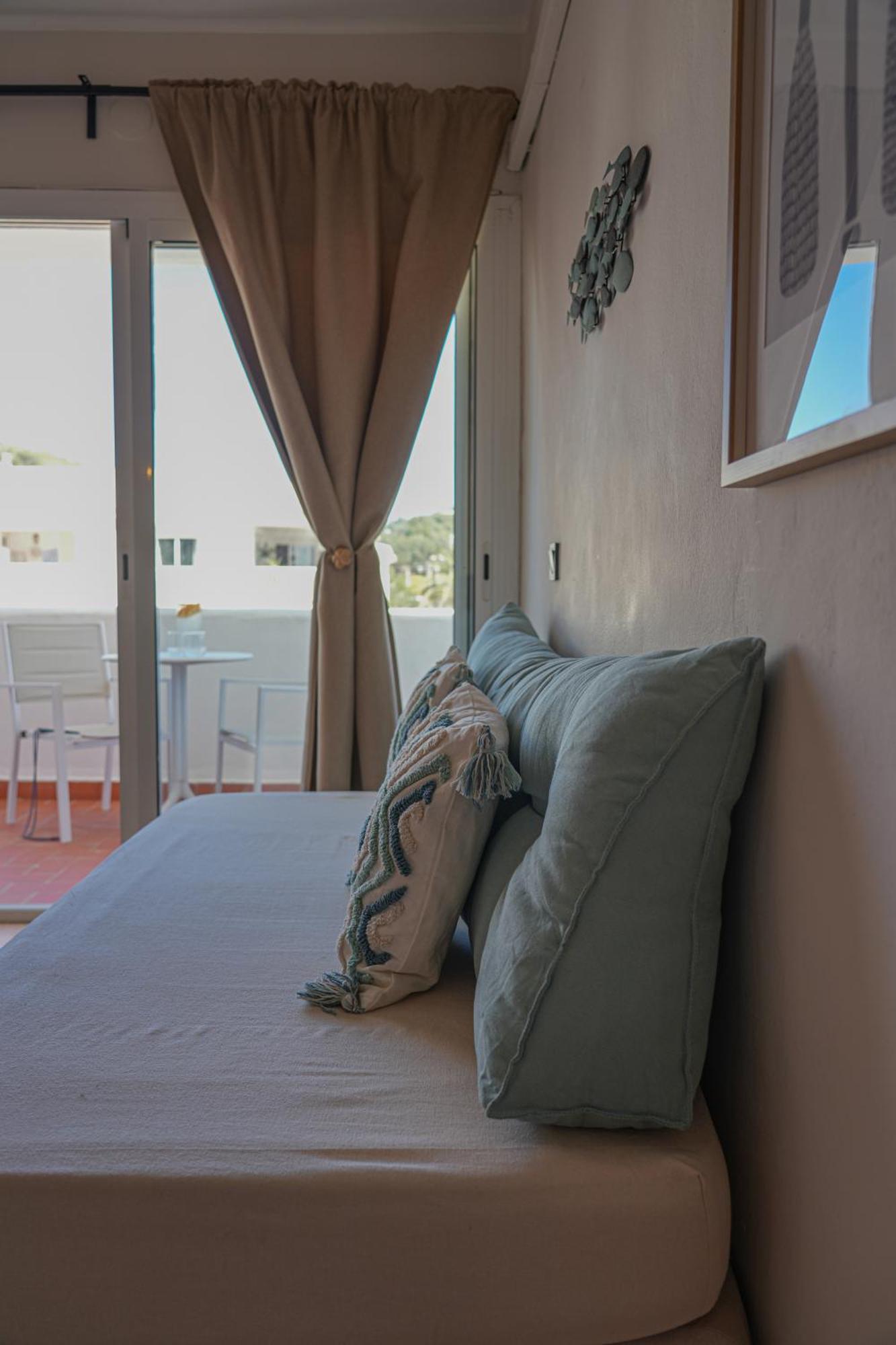 Apartamentos Ses Veles Cala Llonga  Exterior photo