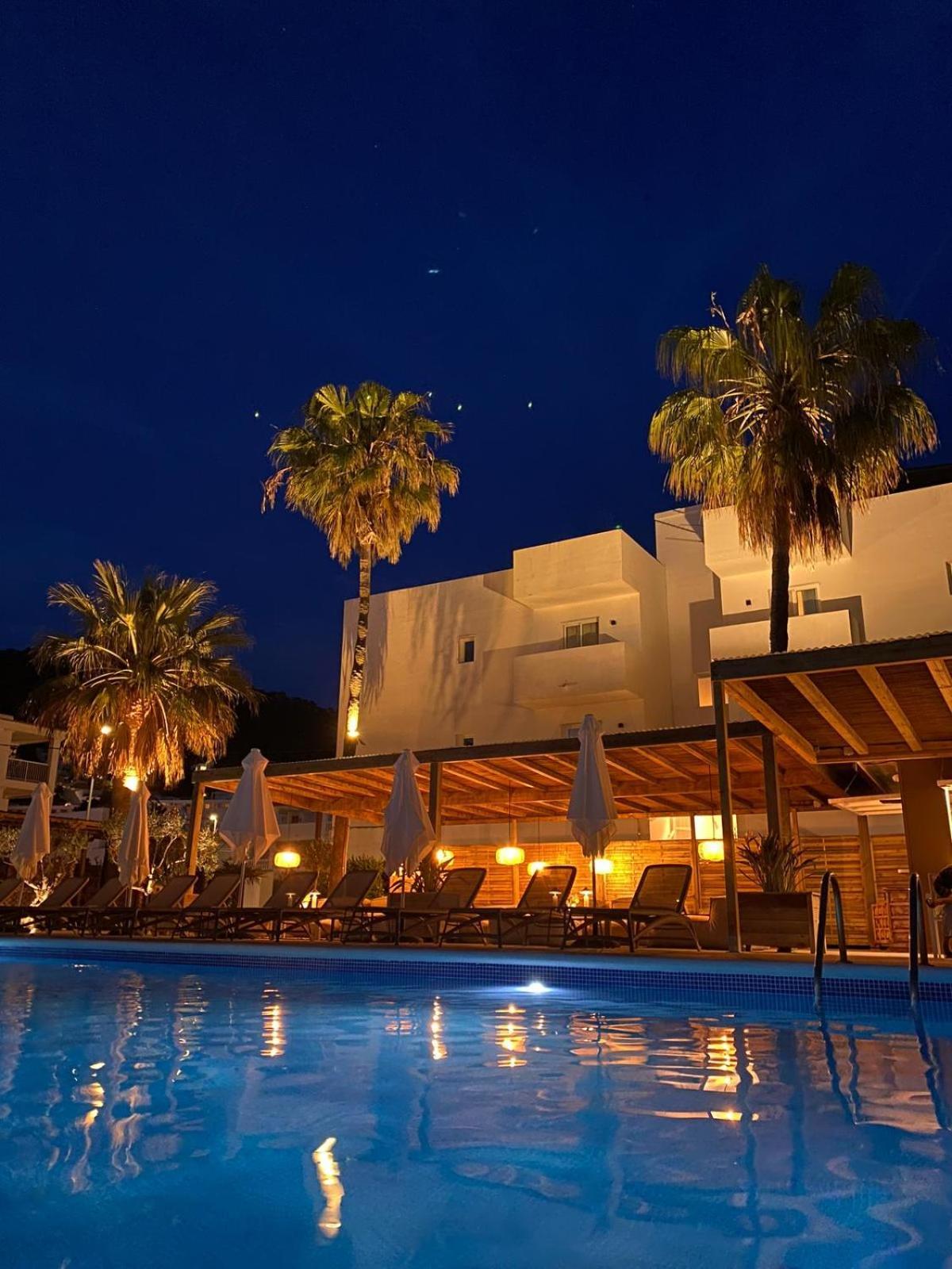 Apartamentos Ses Veles Cala Llonga  Exterior photo