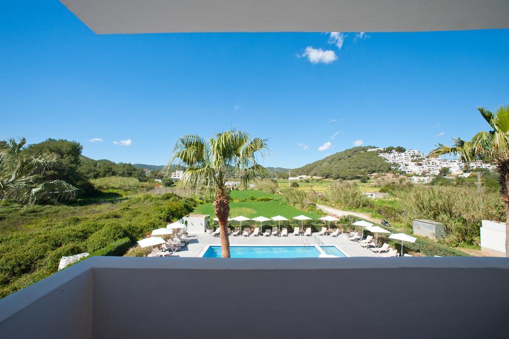 Apartamentos Ses Veles Cala Llonga  Exterior photo