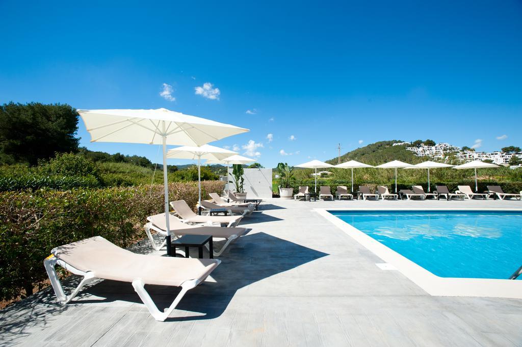 Apartamentos Ses Veles Cala Llonga  Exterior photo