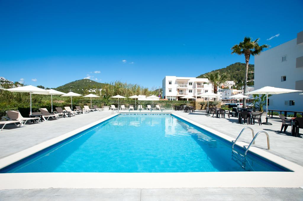 Apartamentos Ses Veles Cala Llonga  Exterior photo