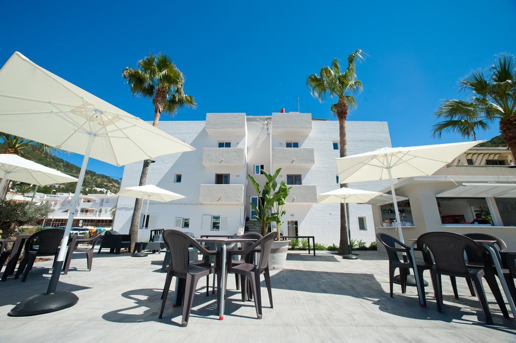 Apartamentos Ses Veles Cala Llonga  Exterior photo